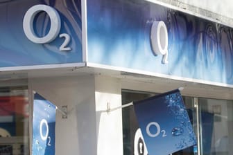 O2-Firmenlogo in der Fußgängerzone: O2 stellt neue Tarife vor.