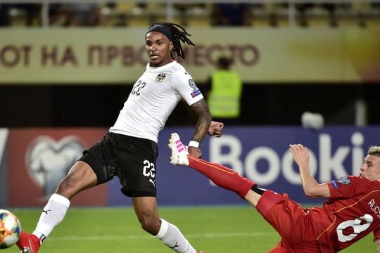 Der Österreicher Valentino Lazaro (l) könnte zurück in die Bundesliga kommen.