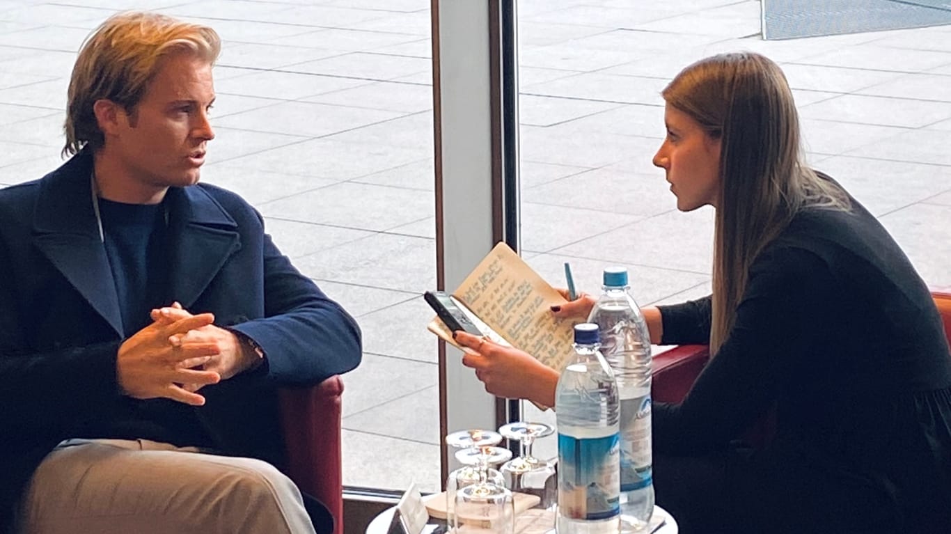 Nico Rosberg (l.) im Gespräch mit t-online.de-Redakteurin Melanie Muschong.