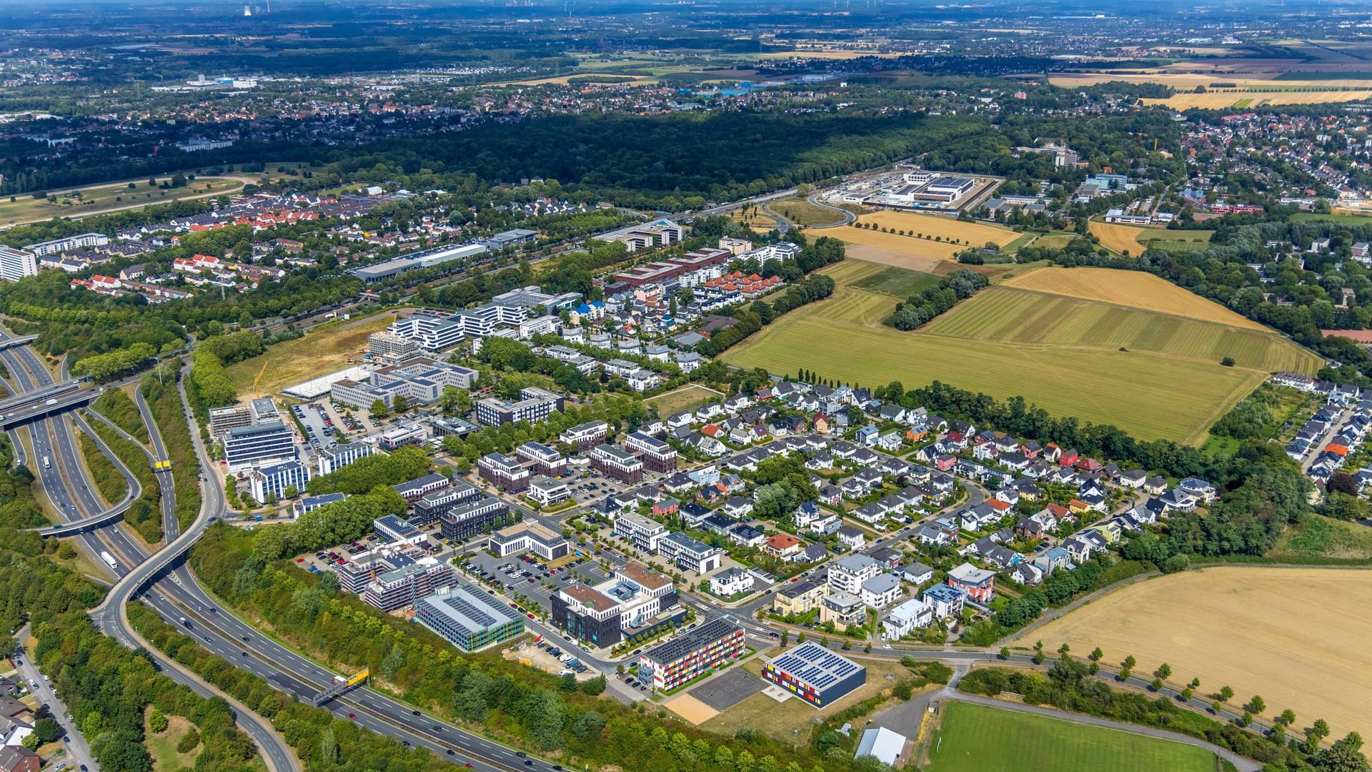 Luftbild von Dortmund und der B1: Im Stadtgebiet wird aufgrund von Sperrungen zu Einschränkungen im Verkehr kommen. Luftbild von Dortmund und der B1: Im Stadtgebiet wird aufgrund von Sperrungen zu Einschränkungen im Verkehr kommen.