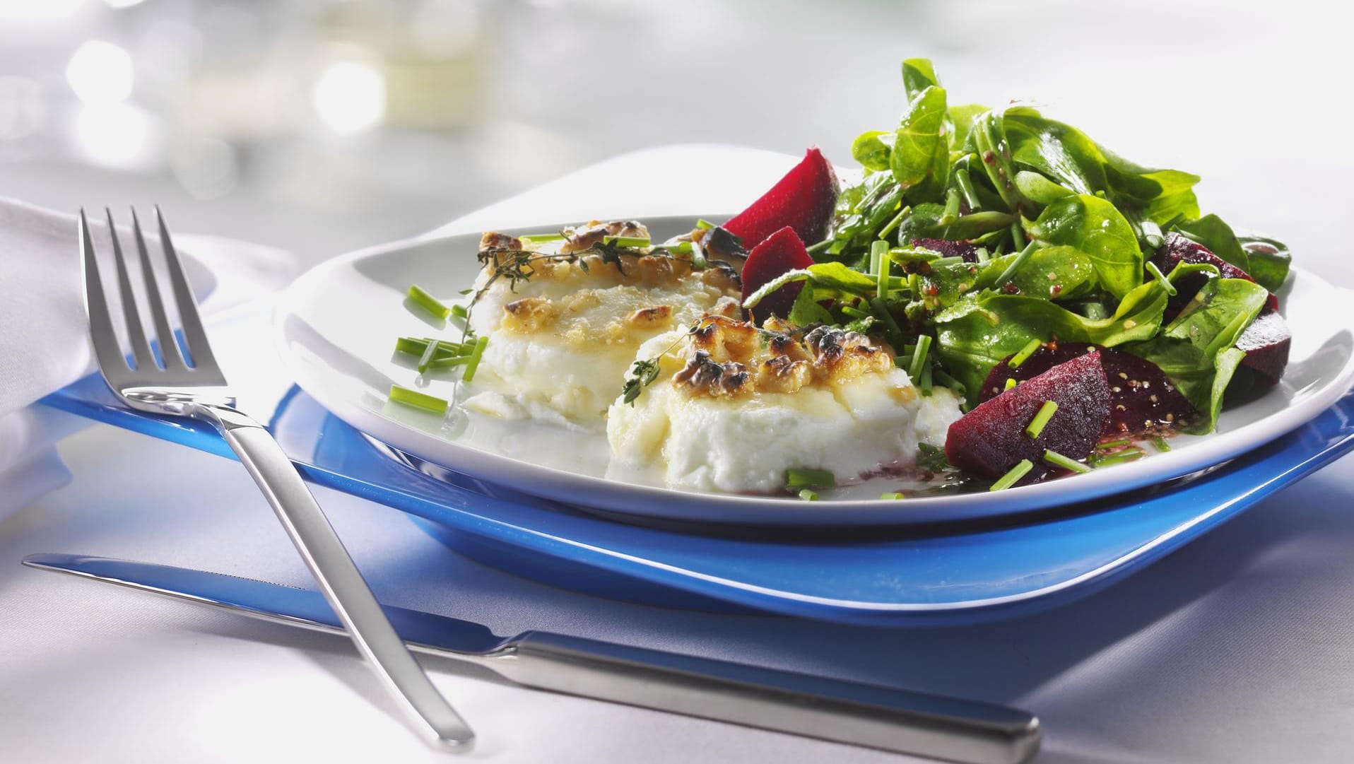 Feldsalatgericht: Auch gebackene Rote Bete mit Ziegenkäse und Walnüssen harmonieren mit Feldsalat.