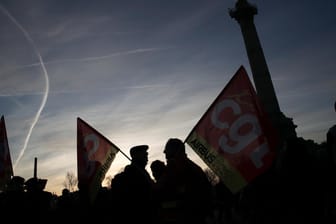 Protestierende der Gewerkschaft CGT am Samstag: Die als Hardliner geltende Gewerkschaft lehnt die Rentenreform von Präsident Macron komplett ab.