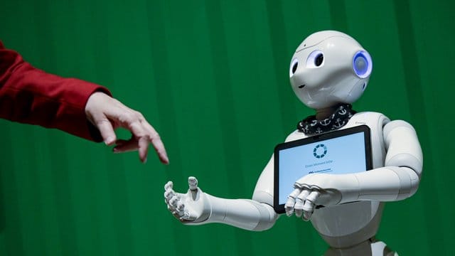 Keine Angst vorm intelligenten Roboter - unter Umständen können Unternehmen mit KI-Anwendungen gut Geld verdienen. Keine Angst vorm intelligenten Roboter - unter Umständen können Unternehmen mit KI-Anwendungen gut Geld verdienen.