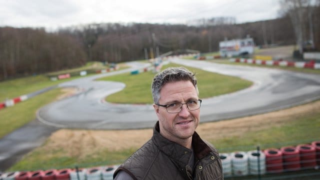 Der ehemalige Formel 1-Rennfahrer Ralf Schumacher steht an der Kartbahn in Kerpen.