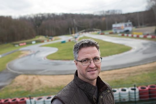 Der ehemalige Formel 1-Rennfahrer Ralf Schumacher steht an der Kartbahn in Kerpen.