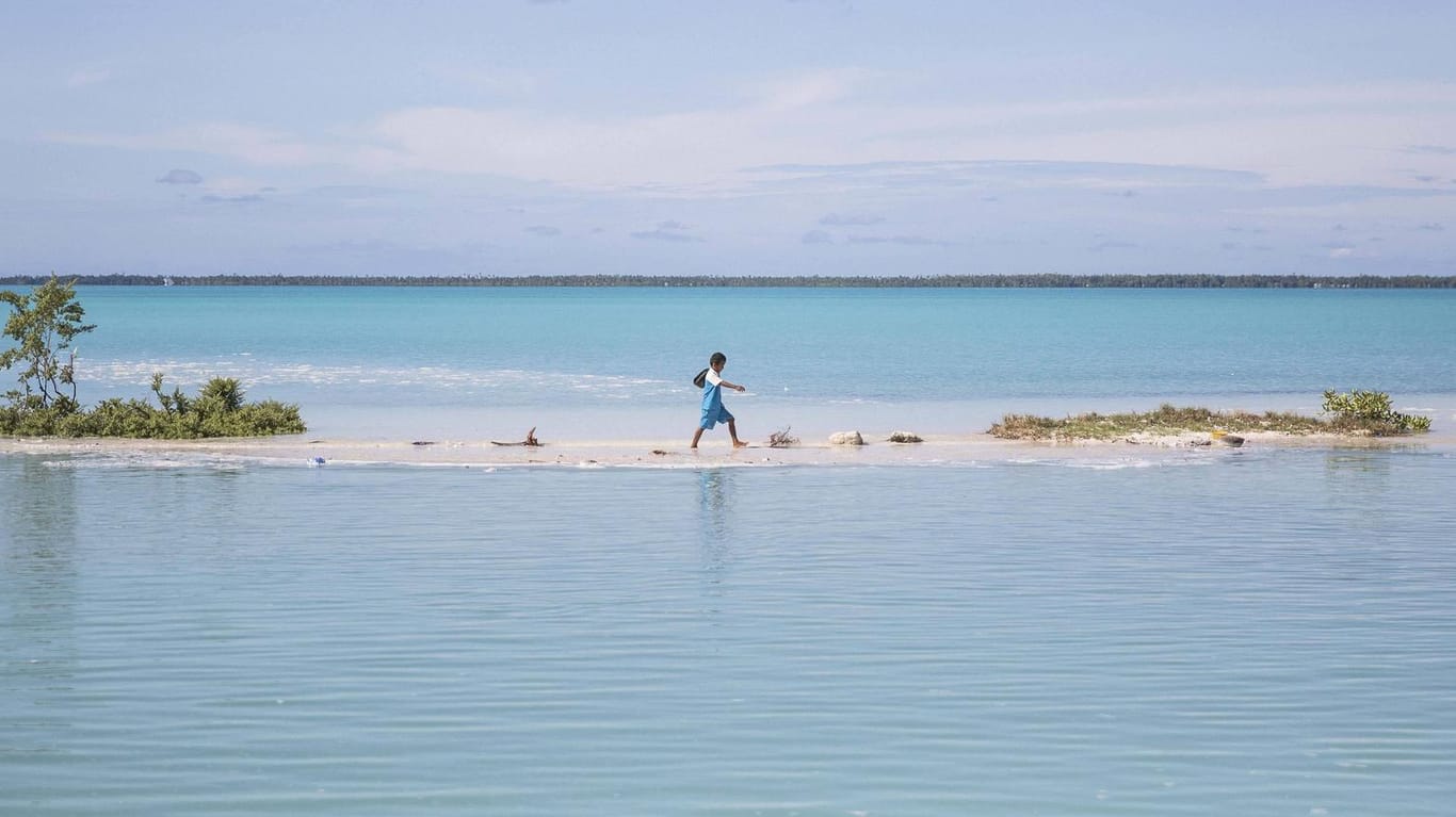 Ein Junge läuft auf Kiribati von der Schule nach Hause: Der kleine Inselstaat im Pazifik ist eines der vom Klimawandel am schlimmsten betroffenen Länder (Archivbild).