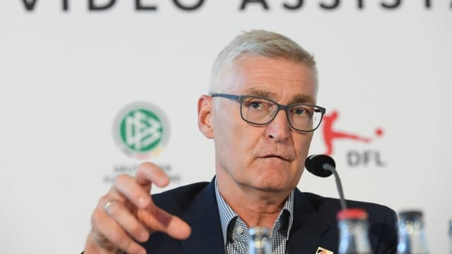 DFB-Schiedsrichter-Obmann Lutz Michael Fröhlich spricht während einer Pressekonferenz.