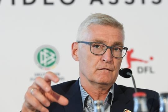 DFB-Schiedsrichter-Obmann Lutz Michael Fröhlich spricht während einer Pressekonferenz.