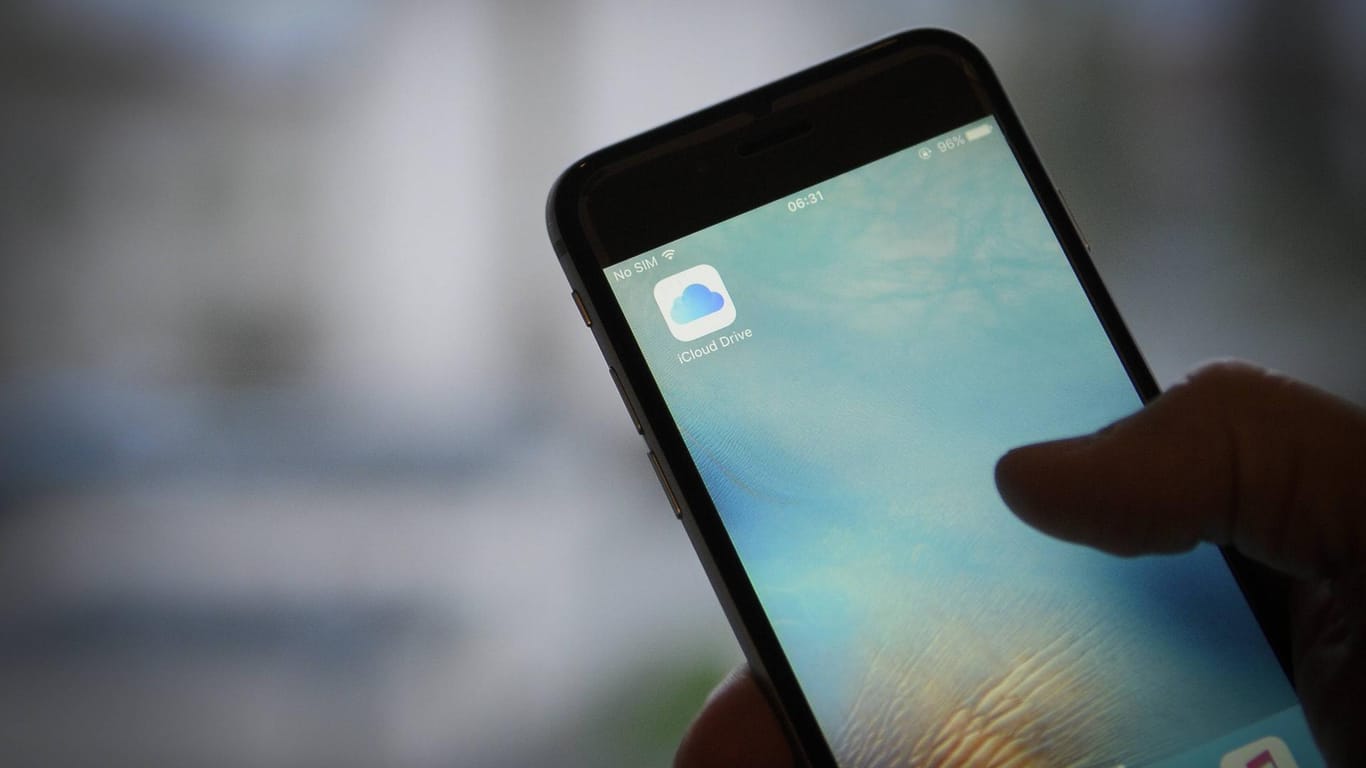 iPhone mit iCloud-App-Icon: Apple soll auf Bitten des FBI auf eine optimale Verschlüsselung der Daten verzichtet haben