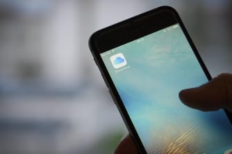 iPhone mit iCloud-App-Icon: Apple soll auf Bitten des FBI auf eine optimale Verschlüsselung der Daten verzichtet haben