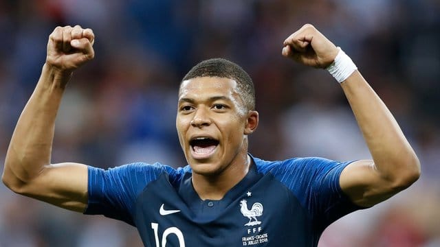 Kylian Mbappé äußert sich zurückhaltend zu Wechselspekulationen.