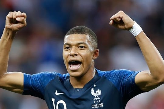 Kylian Mbappé äußert sich zurückhaltend zu Wechselspekulationen.