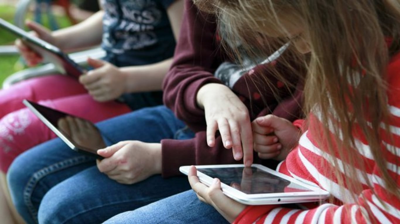 Versunken im Bildschirm: Mit Tablets können sich manche Kinder stundenlang beschäftigen.