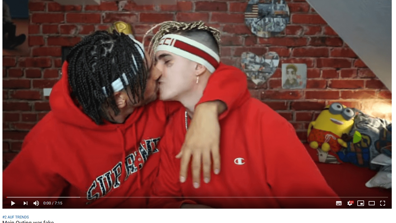 Miguel Pablo (r.) küsst seinen angeblichen Freund Sascha: Das Coming-out war für den YouTuber nur ein Experiment. Miguel Pablo (r.) küsst seinen angeblichen Freund Sascha: Das Coming-out war für den YouTuber nur ein Experiment.