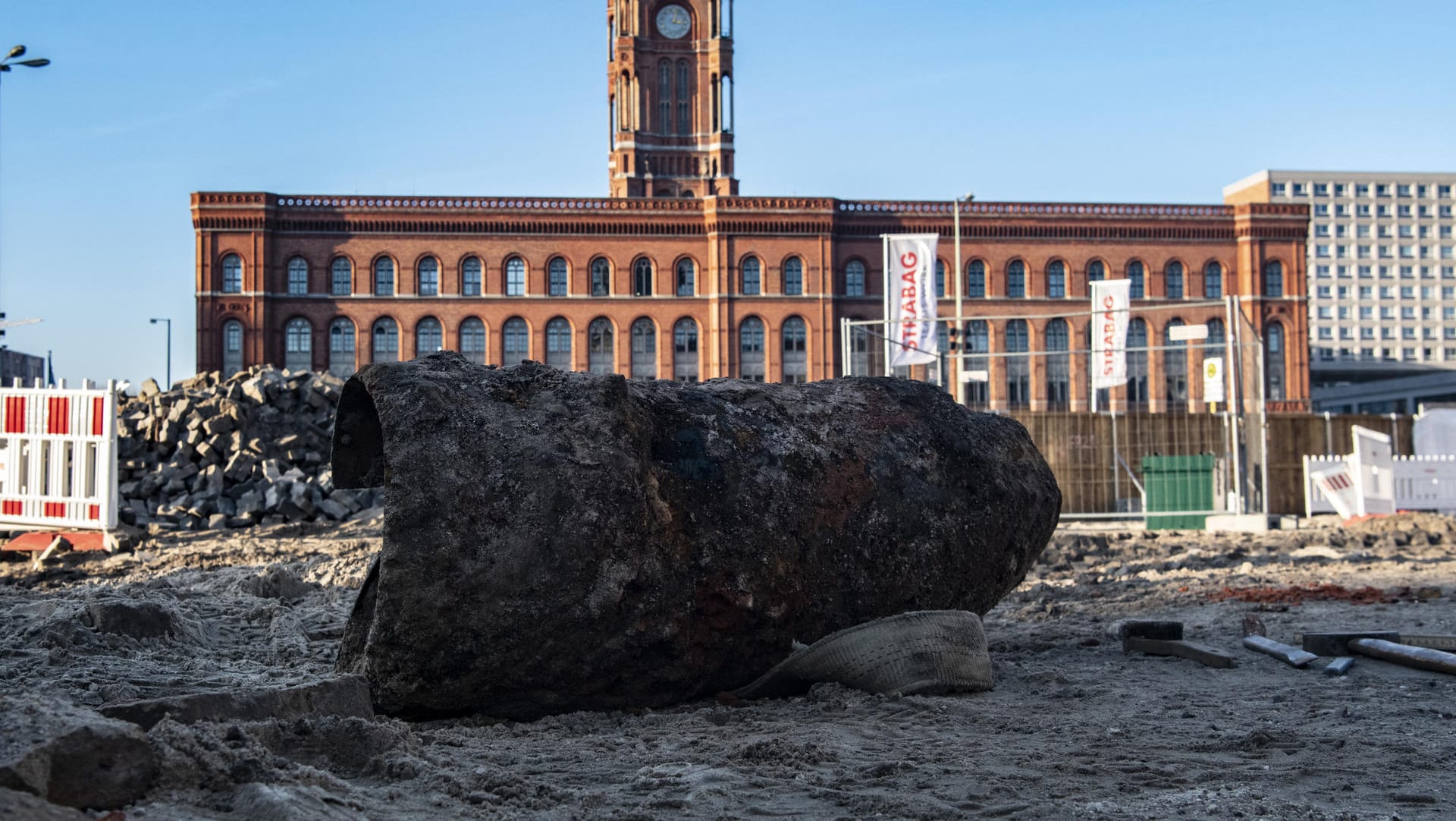 Eine deutsche Weltkriegsbombe mit russischem Zünder liegt auf einer Baustelle gegenüber vom Roten Rathaus: Der Blindgänger wurde bei Bauarbeiten gefunden. Eine deutsche Weltkriegsbombe mit russischem Zünder liegt auf einer Baustelle gegenüber vom Roten Rathaus: Der Blindgänger wurde bei Bauarbeiten gefunden.