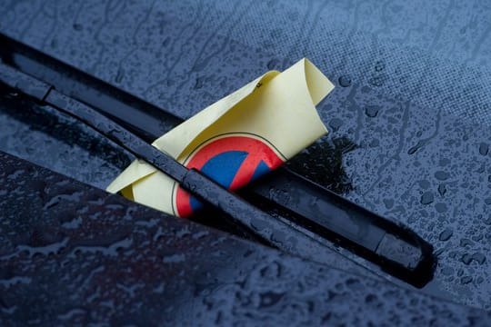Für die Parkraumüberwachung ist in der Regel der Staat verantwortlich.