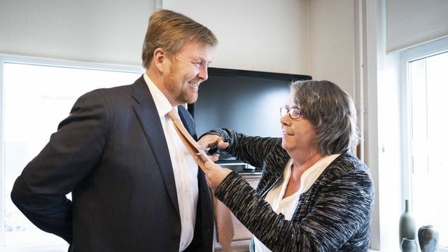 Joze Moonen schneidet Willem-Alexander die Krawatte ab. Joze Moonen schneidet Willem-Alexander die Krawatte ab.