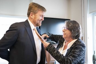 Joze Moonen schneidet Willem-Alexander die Krawatte ab.