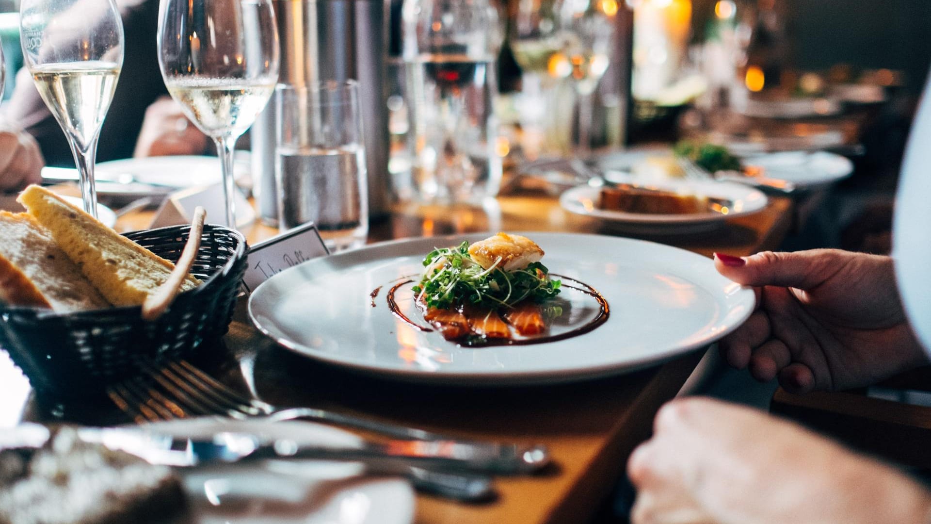 Fein serviertes Essen in einem Restaurant: In Düsseldorf gibt es tolle Food-Spots, die Sie besuchen sollten.