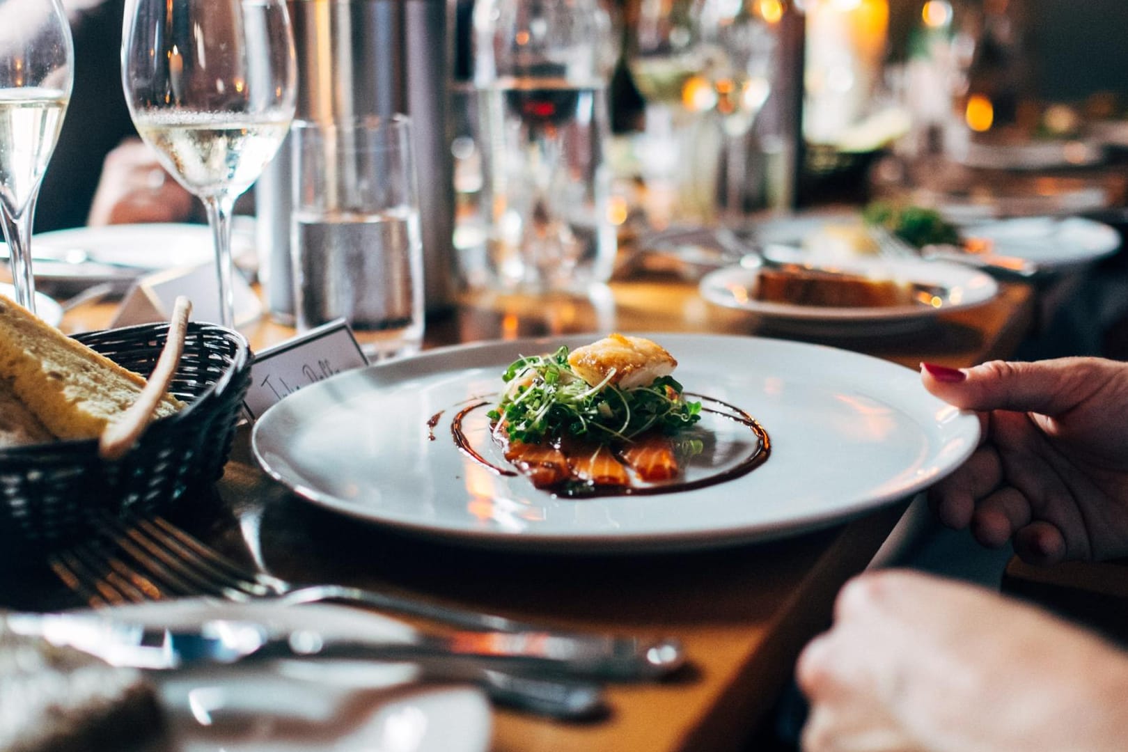 Fein serviertes Essen in einem Restaurant: In Düsseldorf gibt es tolle Food-Spots, die Sie besuchen sollten.