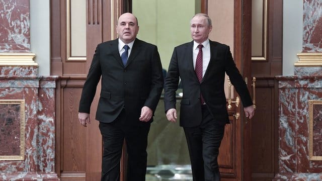 Michail Mischustin (l) hat im Beisein von Wladimir Putin sein neues Kabinett vorgestellt. Michail Mischustin (l) hat im Beisein von Wladimir Putin sein neues Kabinett vorgestellt.
