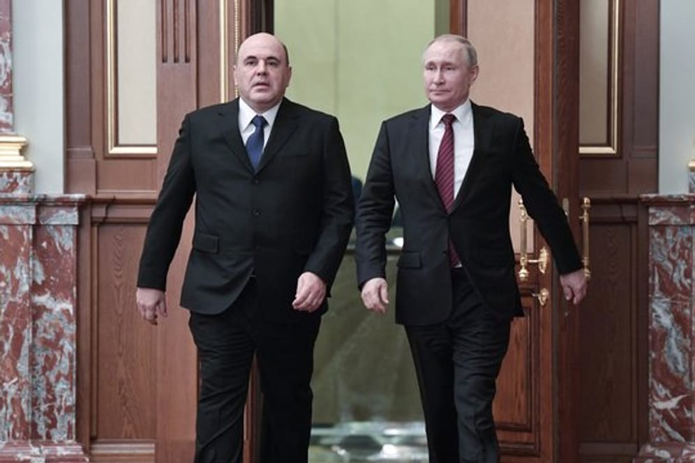 Michail Mischustin (l) hat im Beisein von Wladimir Putin sein neues Kabinett vorgestellt.