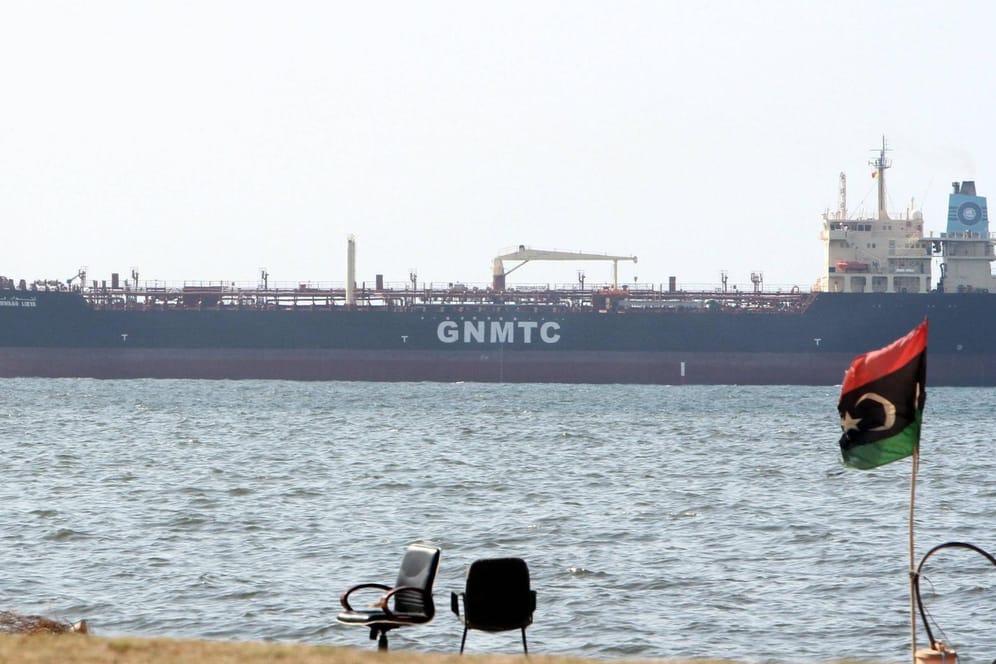 Ein Öltanker vor der libyschen Küste: Der abtrünnige General Haftar blockiert mit seinen Truppen den Ölexport in dem umkämpften Land.