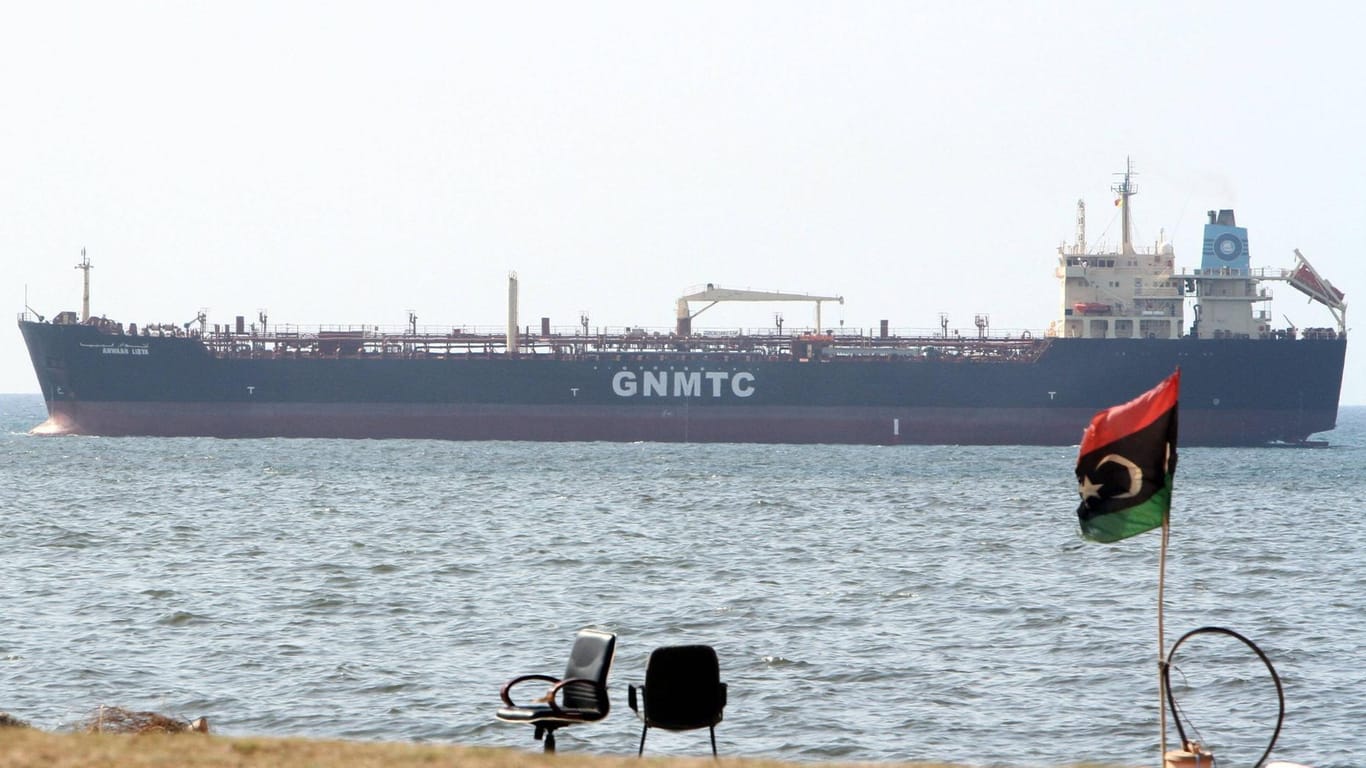 Ein Öltanker vor der libyschen Küste: Der abtrünnige General Haftar blockiert mit seinen Truppen den Ölexport in dem umkämpften Land.