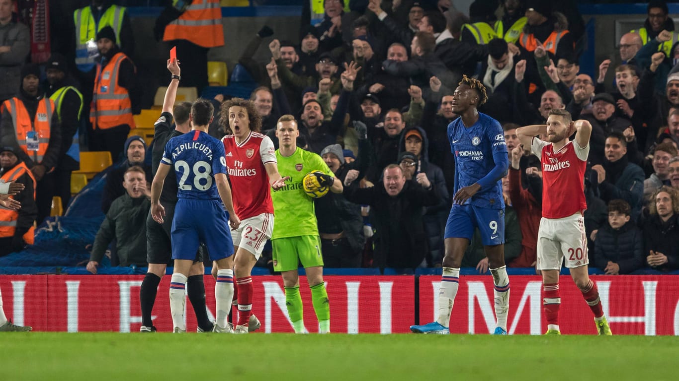 Kann es nicht fassen: Arsenals David Luiz sieht gegen seinen Ex-Klub Rot.