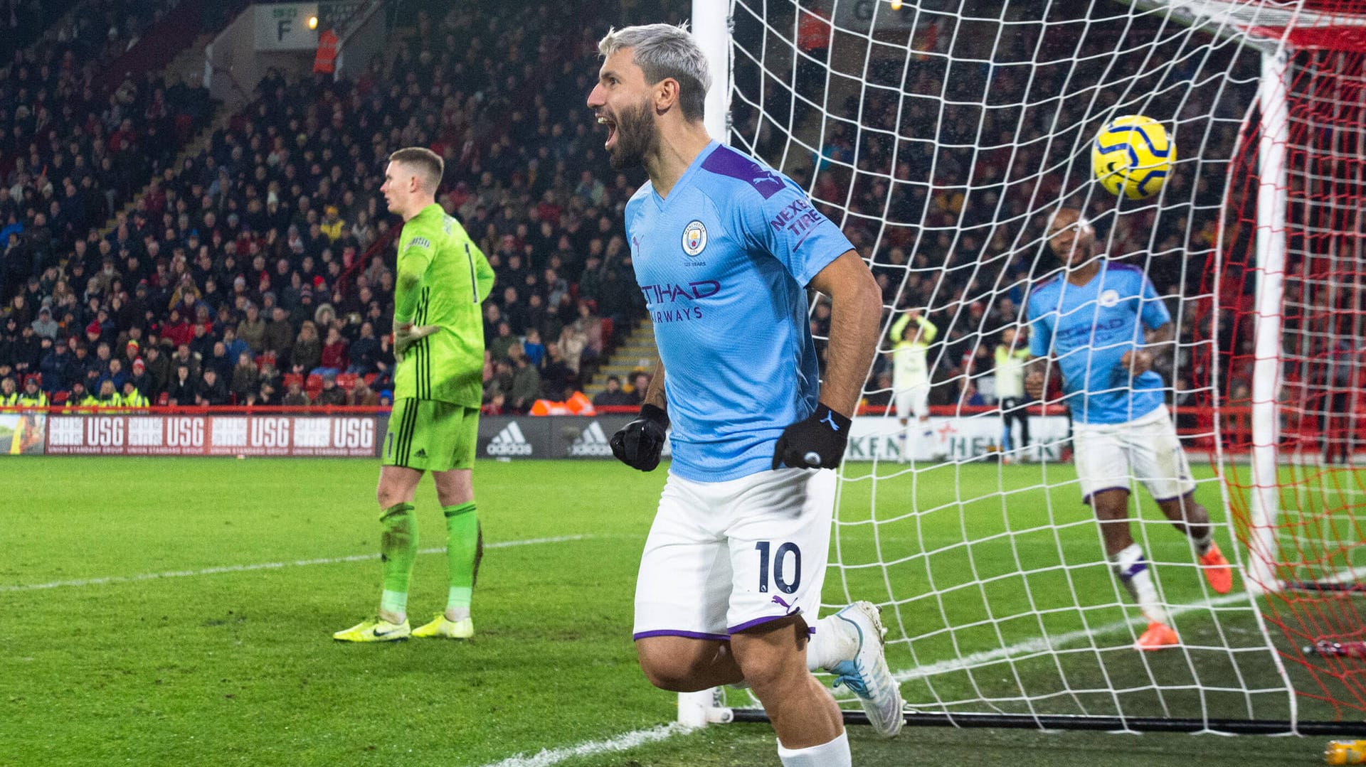 Ball im Tor, drei Punkte gesichert: Sergio Aguero jubelt über seinen Siegtreffer für Manchester City.