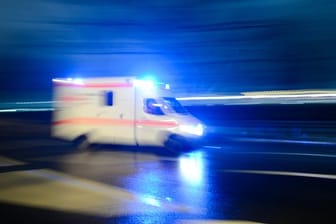 Krankenwagen mit Blaulicht: In NRW wurde eine Frau von einem Traktor überrollt.