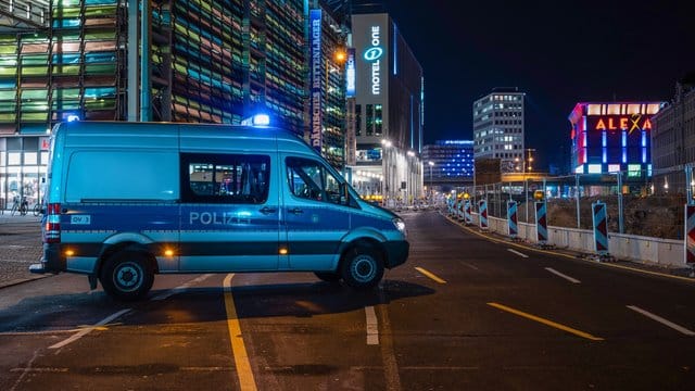 Ein Polizeiauto sperrt die Grunerstraße in Berlin ab.