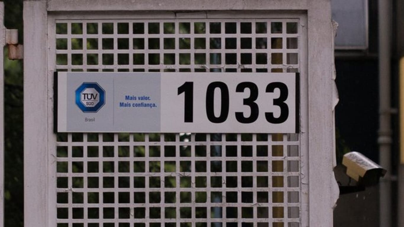 Das Logo der brasilianischen Tochter des TÜV Süd hängt am Eingang des Firmensitzes.