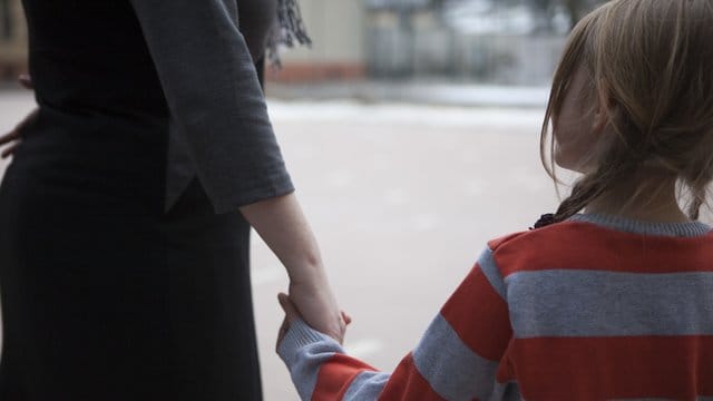 Wer sich spät um eine Berufsunfähigkeitspolice kümmert, muss unter Umständen tief in die Tasche greifen. Wer sich spät um eine Berufsunfähigkeitspolice kümmert, muss unter Umständen tief in die Tasche greifen.