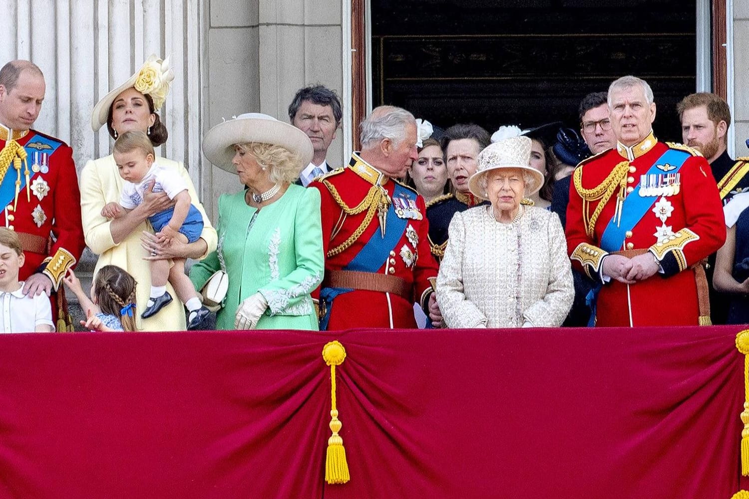 Die britische Königsfamilie: Prinz William, Prinz Louis, Prinz George ganz links bis hin zu Prinz Harry und Meghan am rechten Bildrand