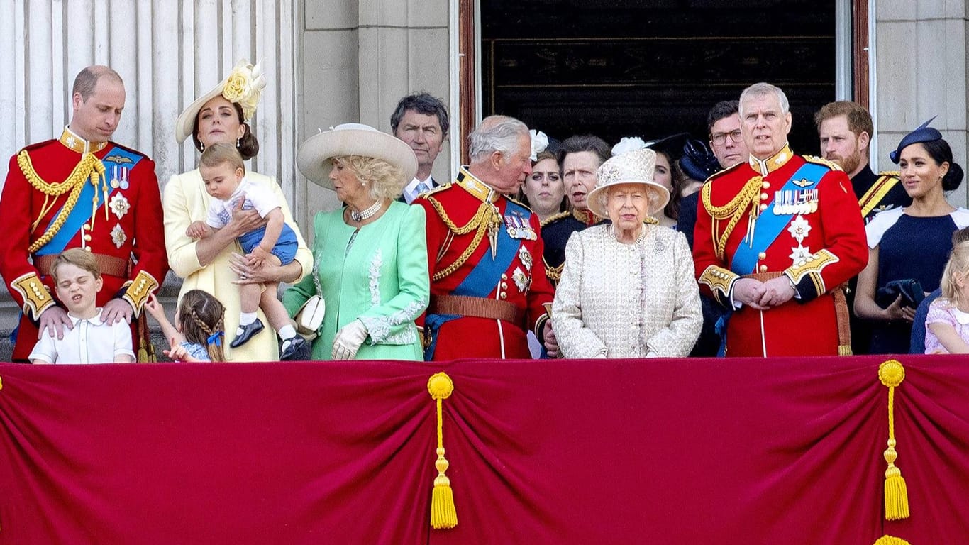 Die britische Königsfamilie: Prinz William, Prinz Louis, Prinz George ganz links bis hin zu Prinz Harry und Meghan am rechten Bildrand
