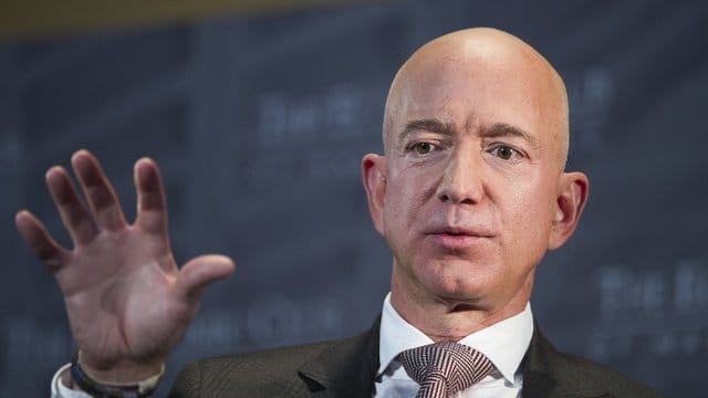 Amazon-Chef Jeff Bezos soll im Mai 2018 eine infizierte WhatsApp-Nachricht vom persönlichen Konto des saudischen Kronprinzen erhalten haben. Amazon-Chef Jeff Bezos soll im Mai 2018 eine infizierte WhatsApp-Nachricht vom persönlichen Konto des saudischen Kronprinzen erhalten haben.