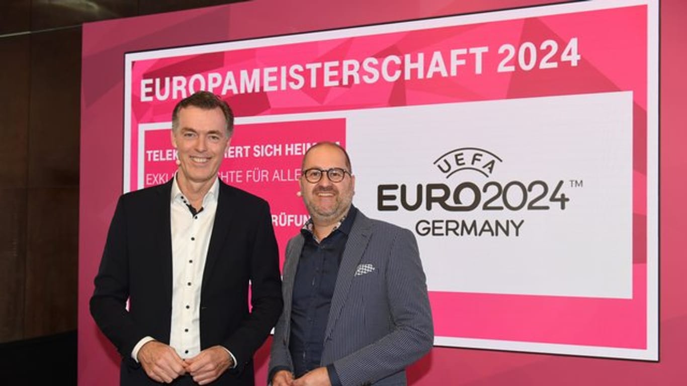 Die EM 2024 wird in Deutschland von der Telekom übertragen: Michael Hagspihl (l) von der Telekom und Michael Schuld, Chef des Streaming-Anbieters Magenta TV.
