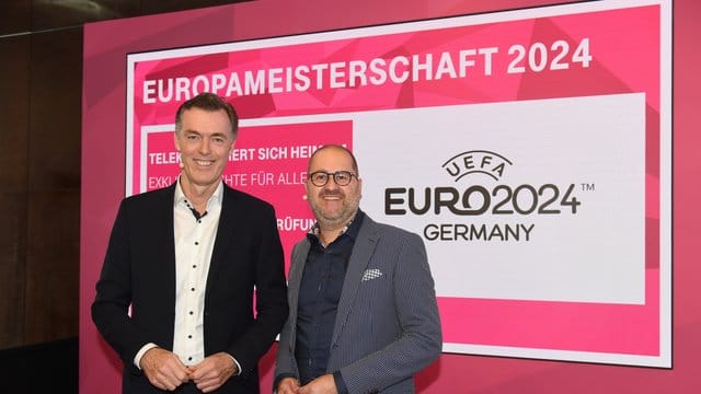 Die EM 2024 wird in Deutschland von der Telekom übertragen: Michael Hagspihl (l) von der Telekom und Michael Schuld, Chef des Streaming-Anbieters Magenta TV. Die EM 2024 wird in Deutschland von der Telekom übertragen: Michael Hagspihl (l) von der Telekom und Michael Schuld, Chef des Streaming-Anbieters Magenta TV.