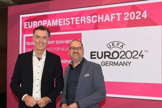 Die EM 2024 wird in Deutschland von der Telekom übertragen: Michael Hagspihl (l) von der Telekom und Michael Schuld, Chef des Streaming-Anbieters Magenta TV.