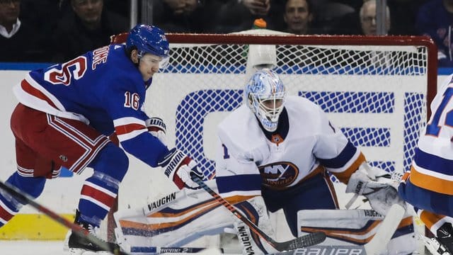 Islanders-Goalie Thomas Greiss (M) kam im New Yorker Derby gegen die Rangers auf 40 Paraden.