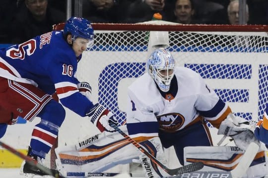 Islanders-Goalie Thomas Greiss (M) kam im New Yorker Derby gegen die Rangers auf 40 Paraden.