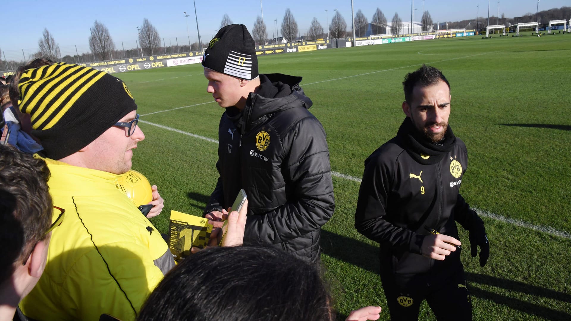 Paco Alcácer (re.) und Erling Haaland (li.): Alcácer verlässt nach dem Training schnell den Platz, während Haaland Autogramme gibt.