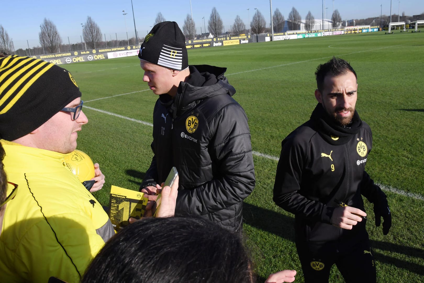 Paco Alcácer (re.) und Erling Haaland (li.): Alcácer verlässt nach dem Training schnell den Platz, während Haaland Autogramme gibt.