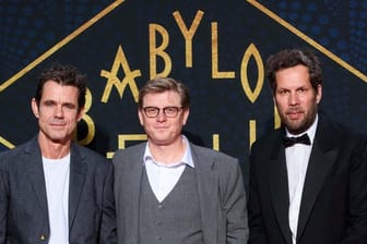 Tom Tykwer (l-r), Henk Handloegten und Achim von Borries arbeiten bereits an der vierten Staffel von "Babylon Berlin".
