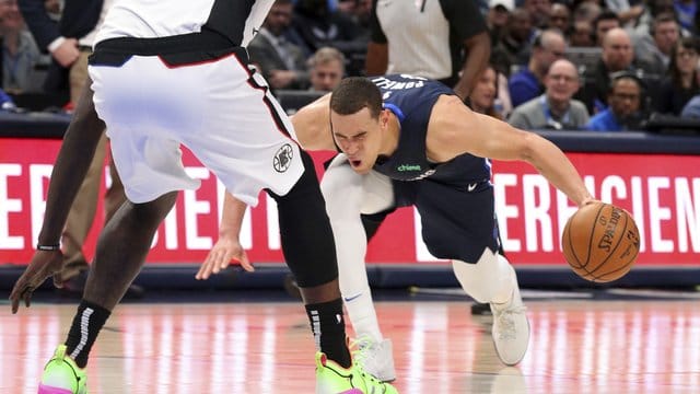 Dallas Mavericks Stürmer Dwight Powell stolpert und verletzt sich.