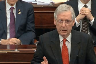 Der Mehrheitsführer des Senats, Mitch McConnell, spricht im Senat des US-amerikanischen Kapitols in Washington: Bislang steht nicht fest, ob im Verfahren Zeugen vorgeladen werden.