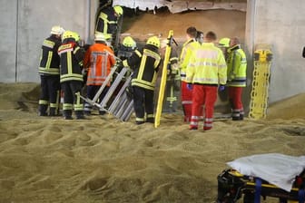 Rettungskräfte der Feuerwehr an der Unfallstelle in dem Getreidesilo: Weshalb der Mann abstürzte, ist noch nicht geklärt. (Video-Standbild)