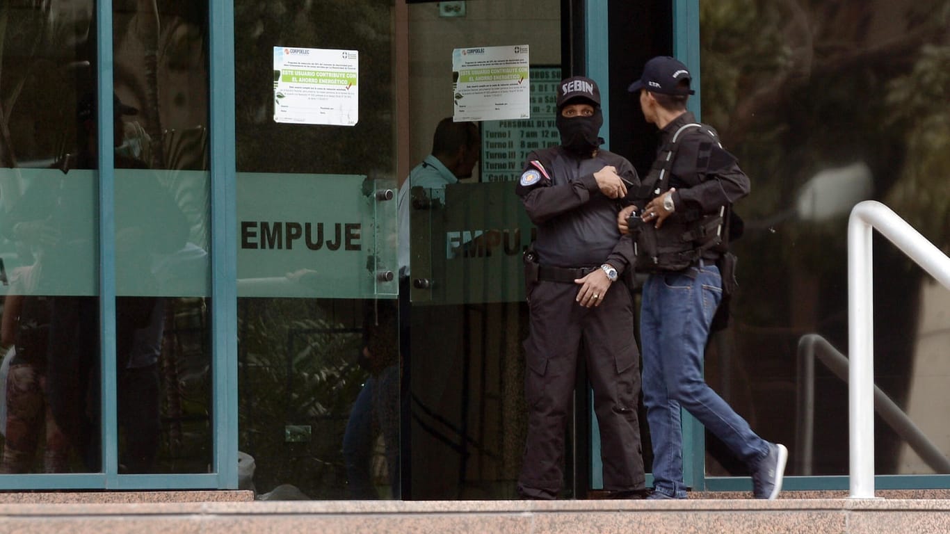 Beamte des venezolanischen Geheimdienstes Sebin betreten das Gebäude, in dem sich das Büro befindet: Guaidó befand sich während des Einsatzes auf Reisen. Beamte des venezolanischen Geheimdienstes Sebin betreten das Gebäude, in dem sich das Büro befindet: Guaidó befand sich während des Einsatzes auf Reisen.
