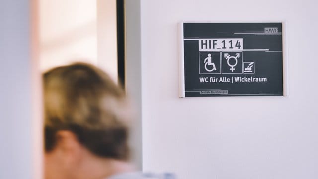 An der Hochschule Hildesheim-Göttingen-Holzminden gibt es insgesamt 17 genderneutrale Toiletten.